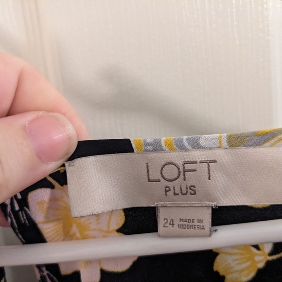 LOFT black, flutter sleeve blouse in a yellow floral pattern, size 24 - Picture 7 of 12